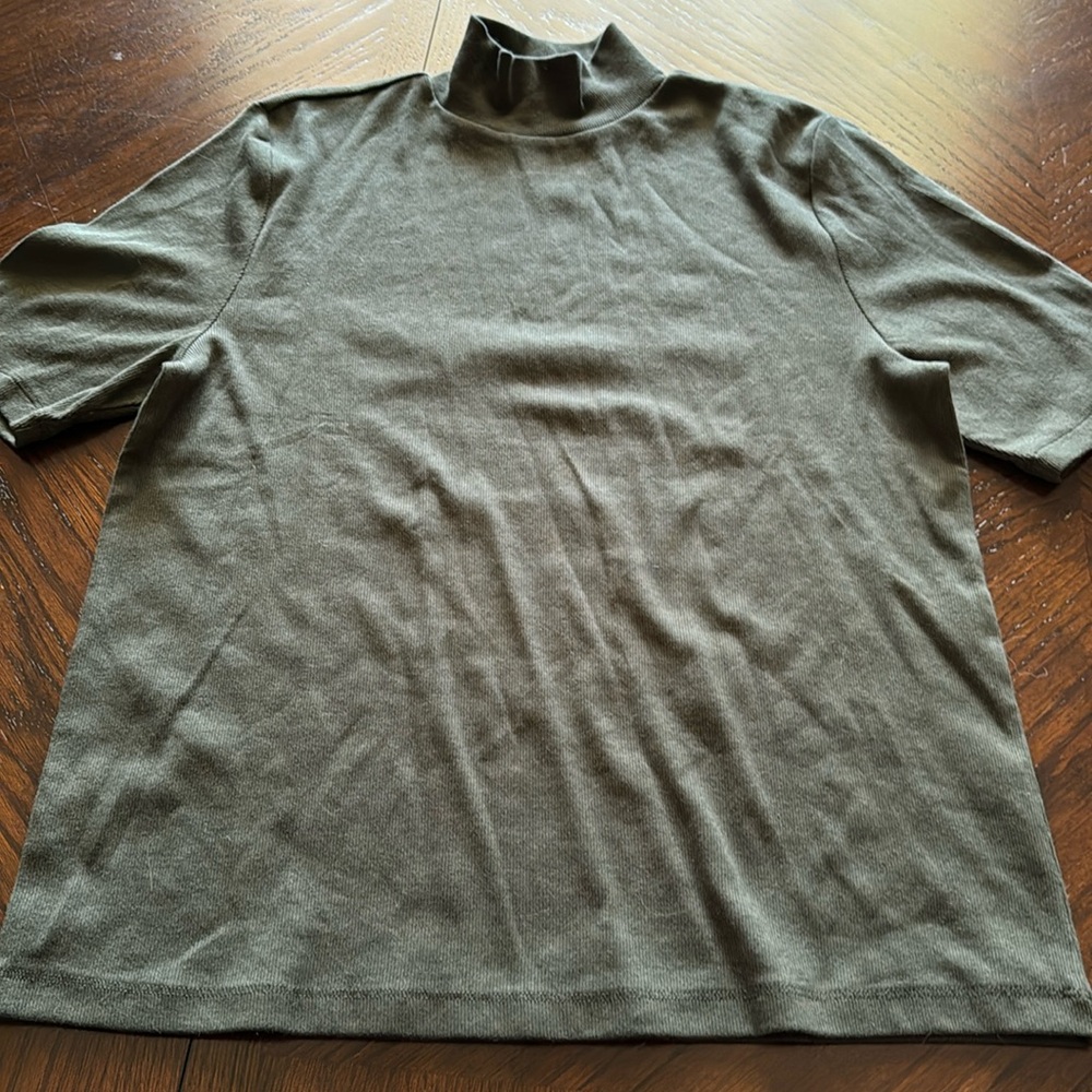 Non brand olive green shirt sleeve top. Xl